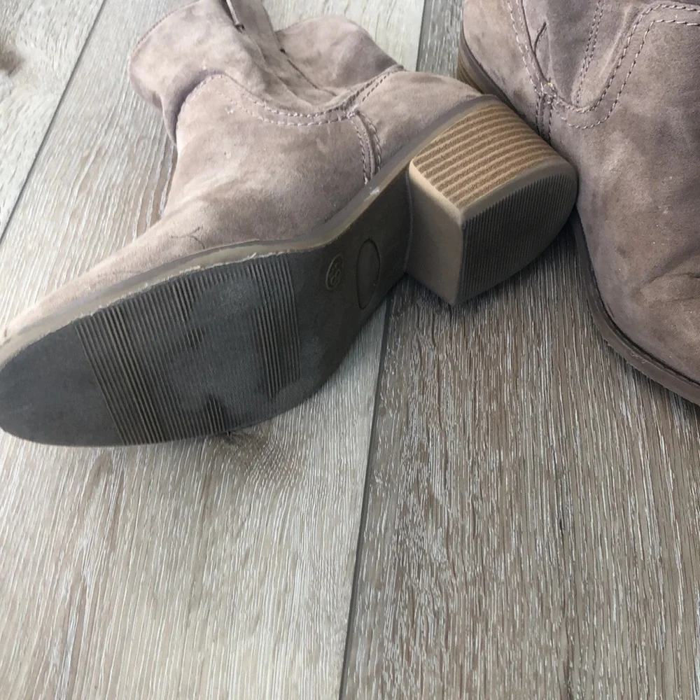Women’s bootie, light brown, size 8.5.